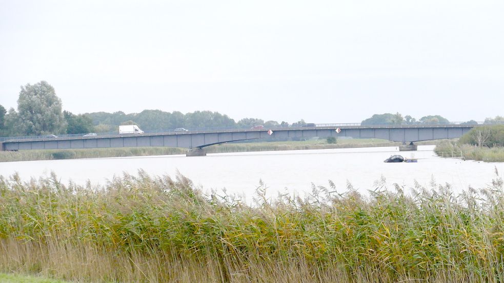 Seit Jahren wird angekündigt, dass die Ledabrücke in Leer, die im Zuge der Bundesstraße 70 die Stadt mit dem Oberledingerland und dem Emsland verbindet, erneuert wird. Doch der Neubau wird ständig verschoben. Bild: Wieking