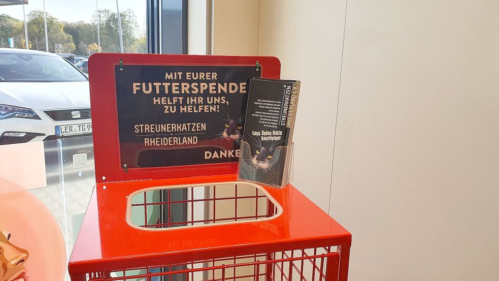 Die Mitglieder der Streunerkatzen Rheiderland begrüßen die Gründung des Bunder Futterkorbs. Der Verein freut sich, wenn die Futterspendenboxen, wie hier beim Drogeriemarkt dm in Weener, von Spendern gefüllt werden. Foto: Gettkowski