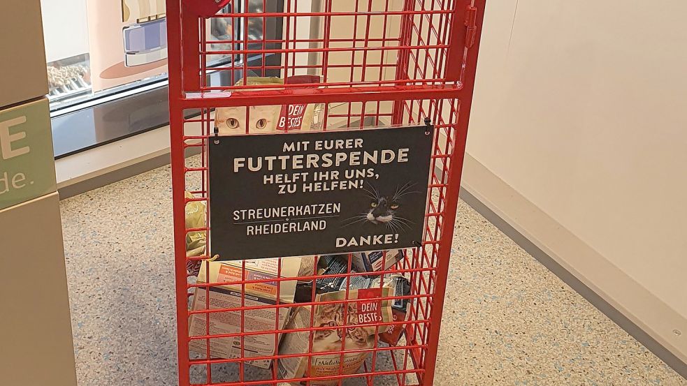 Einige Futterspenden sind im dm-Drogeriemarkt schon abgegeben worden. Foto: Gettkowski