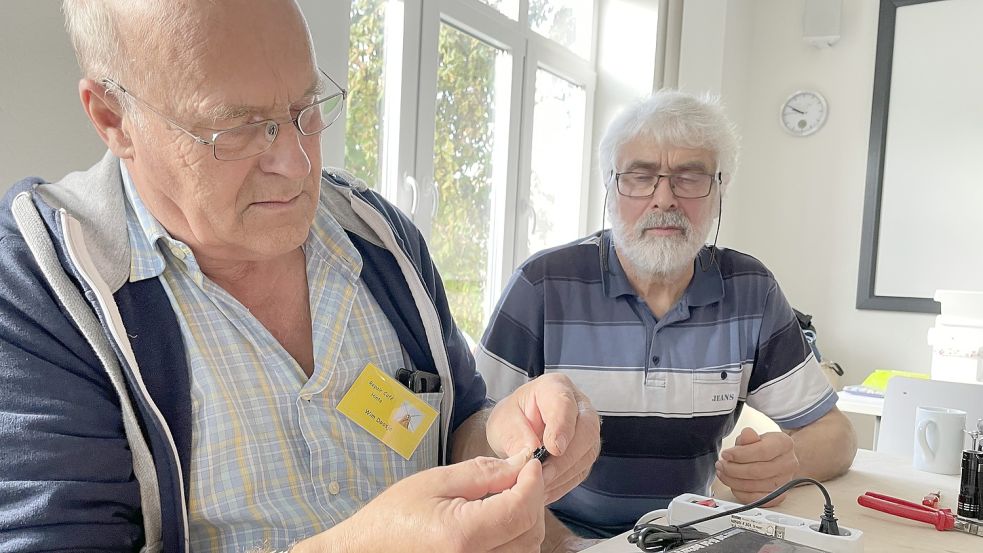 Wim Doosje (links) und Friedrich de Vries brauchen nicht lange, um zu erkennen, wie der Drehknopf des Rasierers eingesetzt werden muss, damit er wieder funktioniert. Foto: Päschel