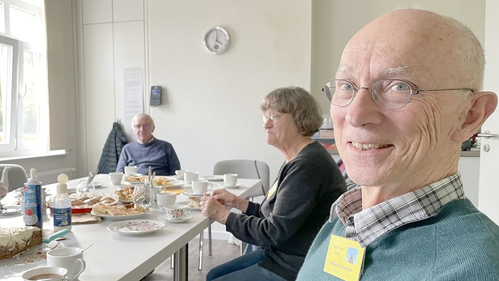Kaffee, Kuchen, Klönschnack: Initiator Wolfgang Hildebrandt sitzt in der Küche des Haus Simon und hat Zeit für ein Gespräch. Foto: Päschel
