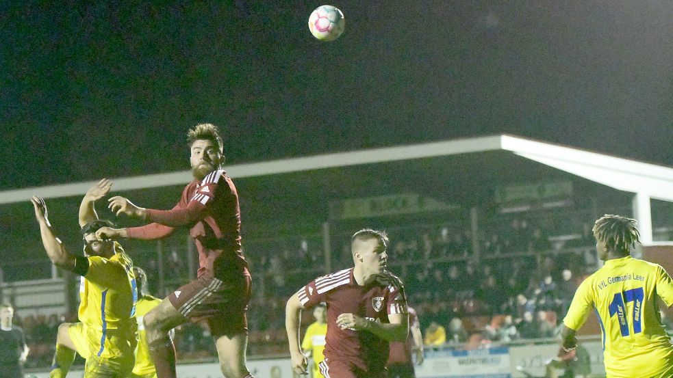 Weitere Flutlichtspiele – hier ein Bild vom Derby zwischen TuRa 07 und Germania Leer von Mitte Oktober – wird es in nächster Zeit in Westrhauderfehn aus Kostengründen nicht mehr geben. Archivfoto: Damm