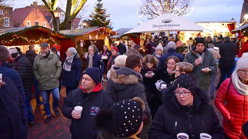 Klein, aber fein: Jedes Mal strömen viele Besucher zum Weihnachtsmarkt in Greetsiel. Dieses Bild stammt von 2019. Archivfoto: Wagenaar