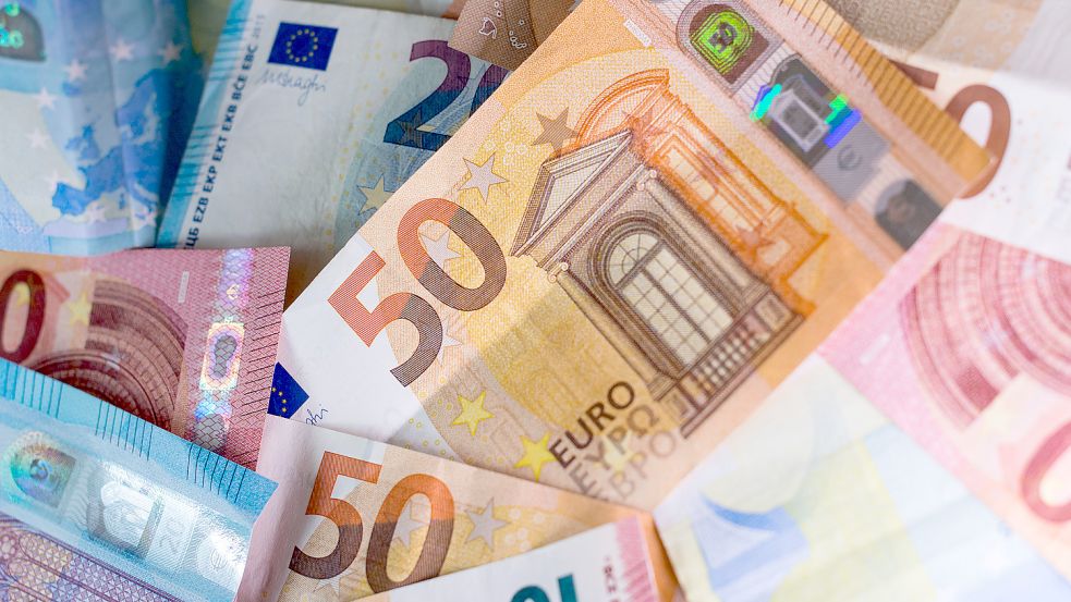 Die Stadt Aurich gibt mehr Geld aus, als sie einnimmt. Foto: Skolimowska/dpa