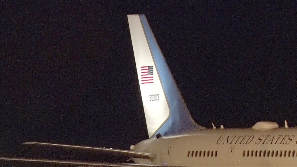 Hoher Besuch am Grevener Airport: Der US-Regierungsjet – eine Boeing 757 – mit dem amerikanischen Außenminister Antony Blinken ist am Mittwochabend gegen 21.15 Uhr am FMO gelandet. Foto: NWM-TV