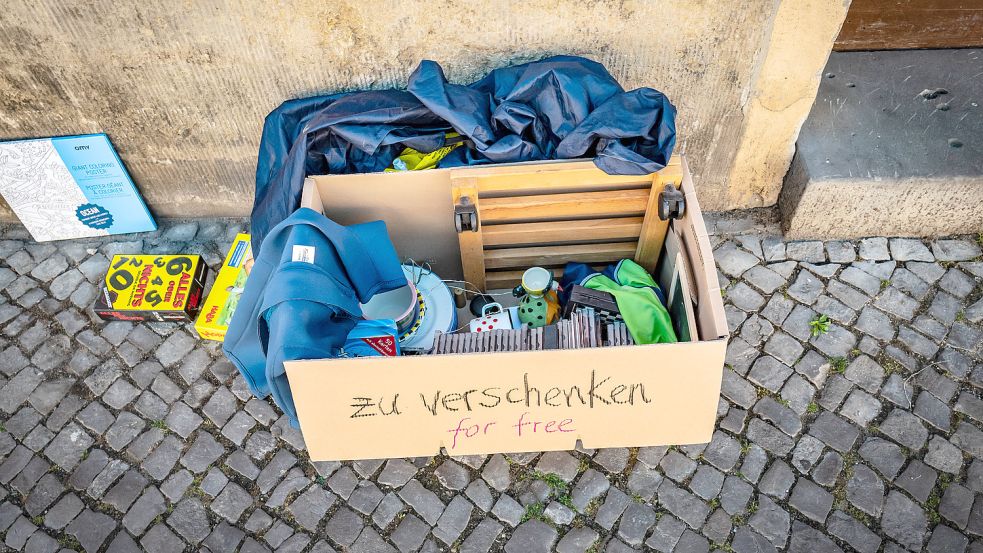 Kleidung, Tassen, Spiele: Würdest Du Dir etwas davon schnappen? Foto: Imago images/Jürgen Ritter