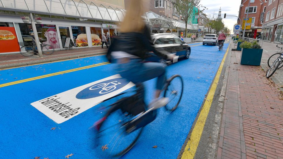Eine Stadt sieht blau: Die großflächigen Markierungen der Fahrradstraße sorgen für viel Zündstoff. Foto: Ortgies