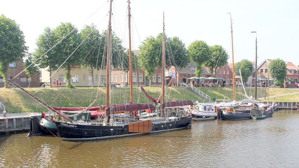 Schiffe liegen in Carolinensiels Museumshafen. Foto: Oltmanns/Archiv