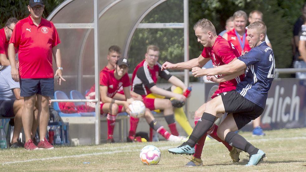 Der SV Jheringsfehn (rechts) hat nach vielen guten Leistungen zuletzt den Anschluss hergestellt. Foto: Doden/Emden