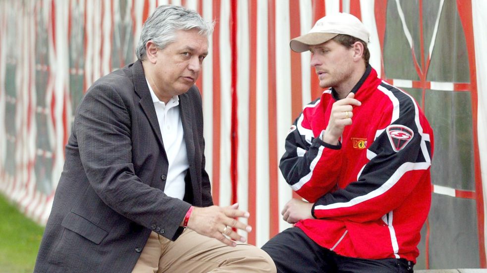 Jürgen Schlebrowski tauschte sich als Präsident von Union Berlin mit Spieler Steffen Baumgart aus. Foto: Imago/Contrast