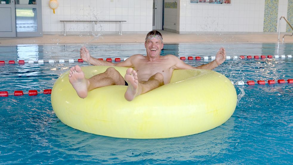 Endlich wieder schwimmen und planschen: Für ein Bild in unserer Zeitung hat sich Jochen Risto die Badehose angezogen. Foto: Hillebrand