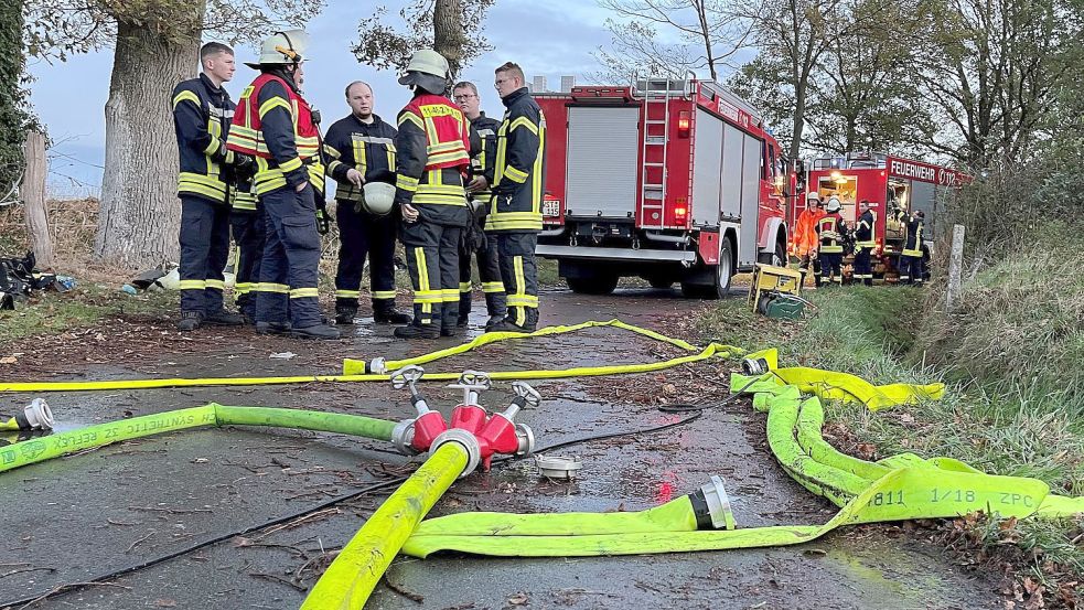 Im Einsatz waren drei Feuerwehren aus der Gemeinde Apen sowie Einsatzkräfte aus Elmendorf mit einer Drehleiter. Die schmale Straße stellte sie vor Herausforderungen. Foto: Leonhard