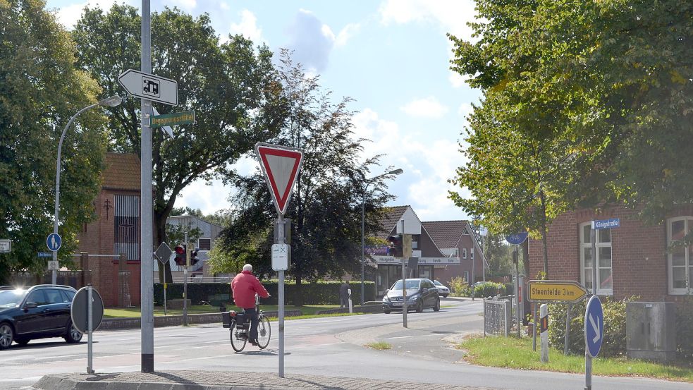 An der Kreuzung in Flachsmeer kommt es immer wieder zu gefährlichen Situationen. Am Freitag hat die Polizei eine Verkehrskontrolle vorgnommen und festgestellt, dass fünf Autofahrer das Stoppschild missachtet haben. Foto: Archiv