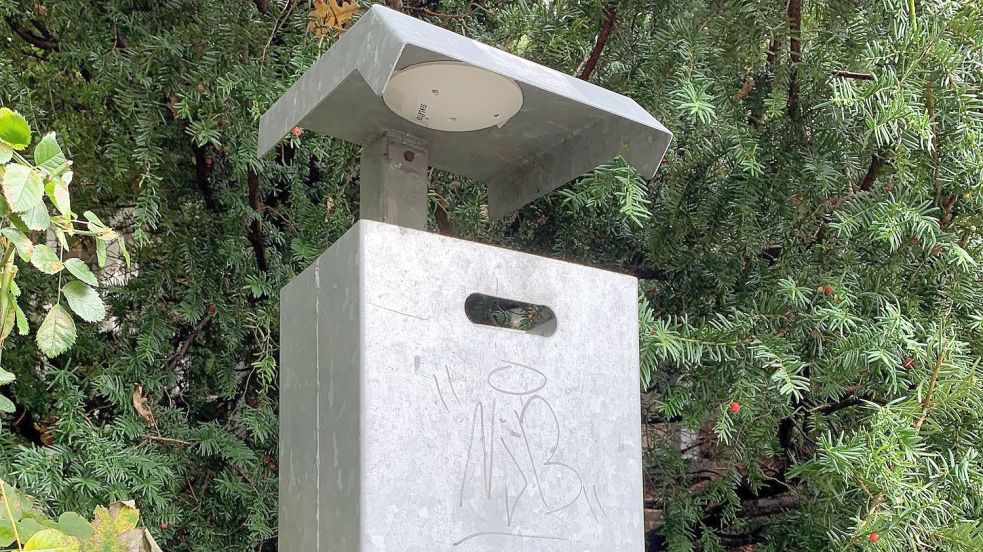Versteckt unter einer Abdeckung werden die Sensoren platziert, wie dieses Beispiel zeigt. Die Test-Standorte der Mülleimer sollen jedoch geheim bleiben. Foto: Stadt Norden