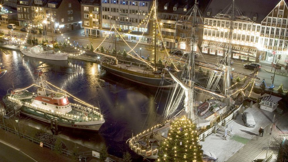 Die Museums- und Traditionsschiffe im Emder Ratsdelft geben dem weihnachtlichen Emden ein maritimes Flair. Foto: J. Doden/Archiv