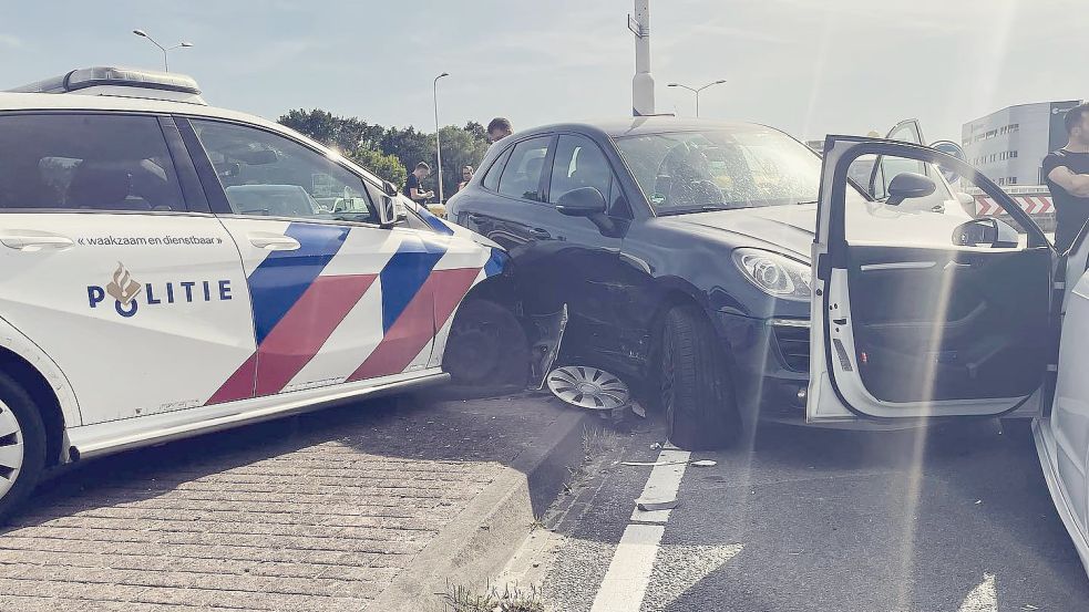 Mit einem Streifenwagen war der Porsche gestoppt worden. Foto: Politie Veluwe-West