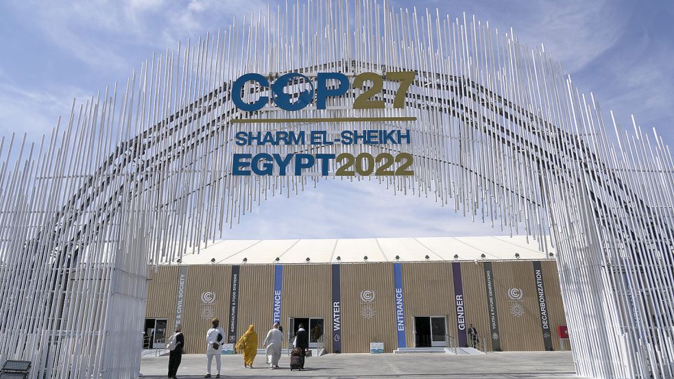 Gäste betreten das Kongresszentrum, in dem von diesem Sonntag an die UN-Weltklimakonferenz COP27 stattfindet. Foto: picture alliance/dpa/AP