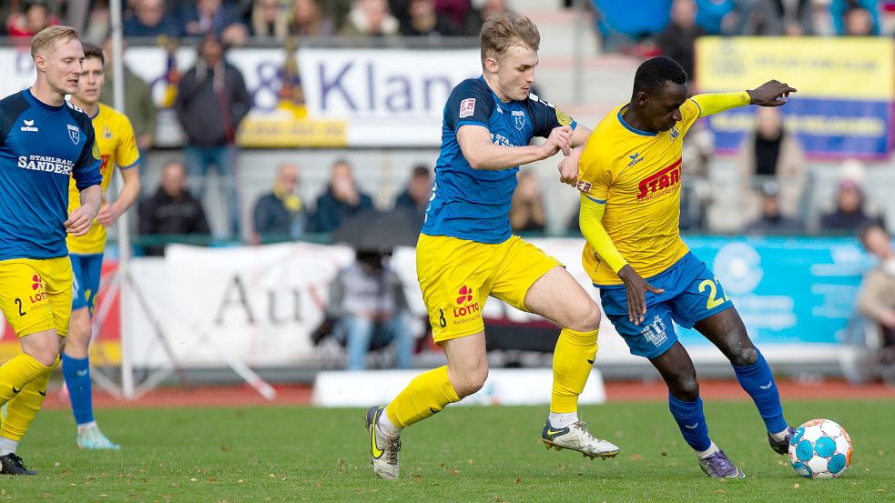 Kickers Emden (Zweiter von rechts Corvin Braun) und Atlas Delmenhorst (rechts Lamin Touray) boten ein rassiges Spiel. Es gab viele Foulspiele. Foto: Doden, Emden