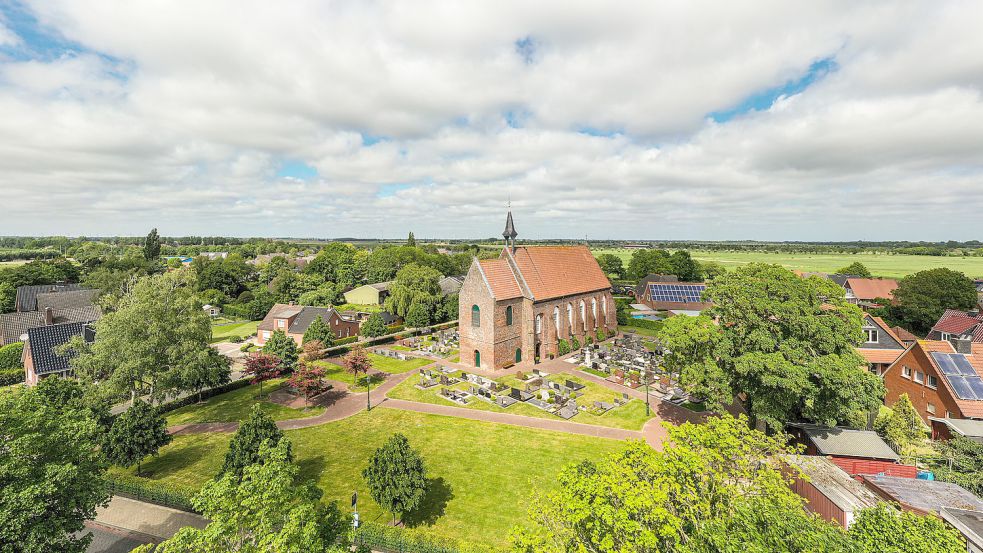 Die rund 500 Jahre alte Kirche auf der Warf markiert das alte Zentrum Twixlums. Foto: Jelto Buurman