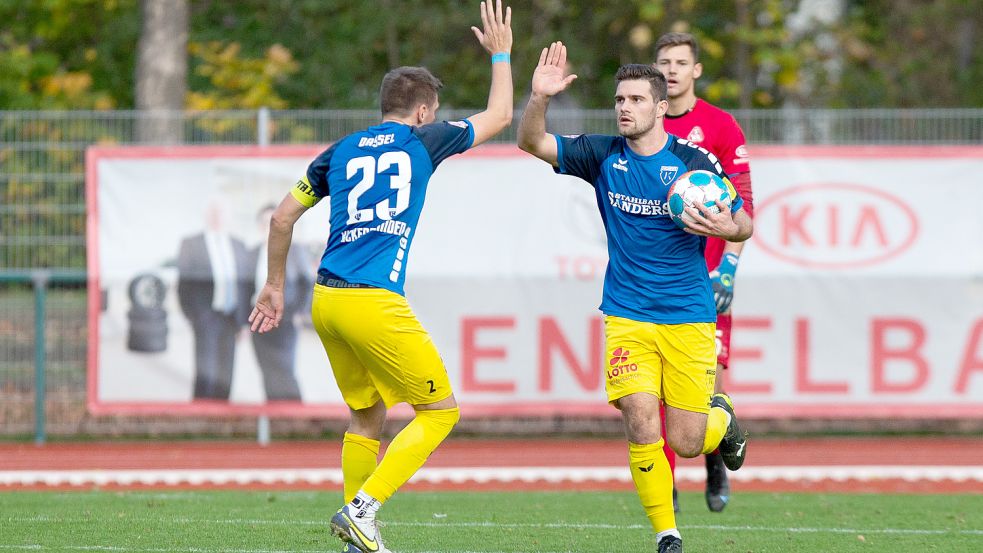 Nach dem Elfmetertor von Tido Steffens (rechts) zum 1:2 keimte Hoffnung bei Emden auf. Es agierte fortan mutiger und stand hinten sicherer.