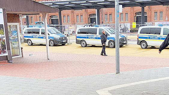 Fahrzeuge der Bundespolizei standen am Leeraner Bahnhof. Foto: Lüppen