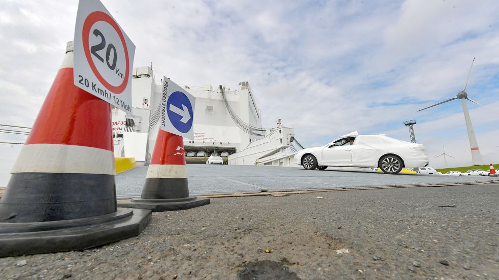 Der Emder Hafen – zur reinen Verladestation für VW geworden und mit schlechten Perspektiven? Foto: Ortgies/Archiv