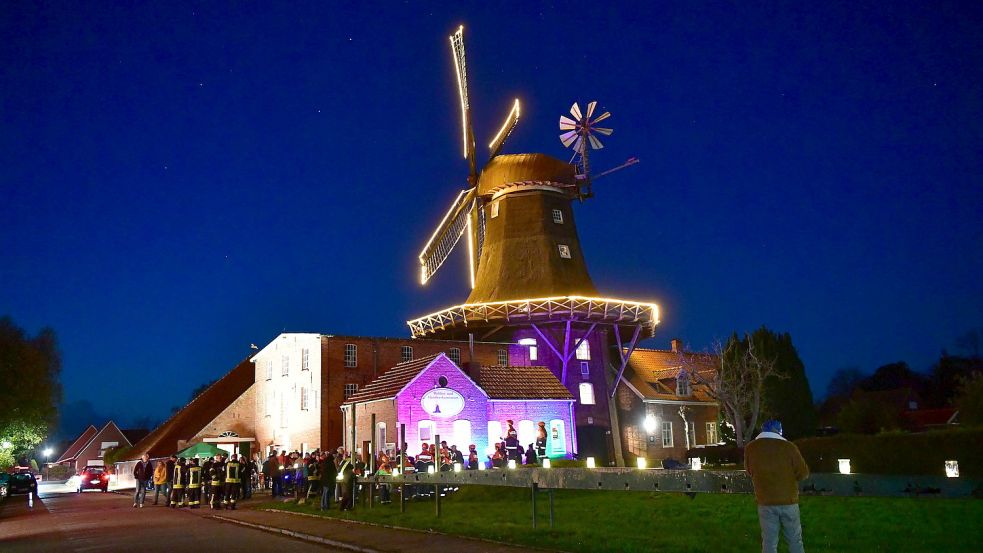 In diesem Jahr war es ein einmaliges Erlebnis: die leuchtende Mühle in Pewsum. Foto: Wagenaar