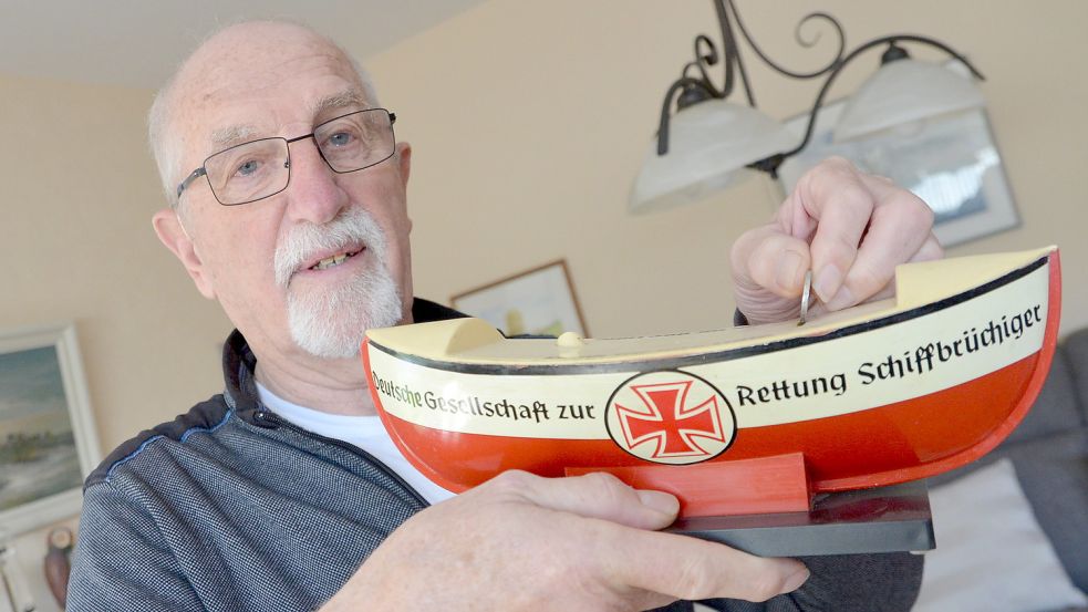 Schiffe der „32-Zentimer-Klasse“ gibt es nicht zu kaufen. Hier hält Arnold Wybrands ein geliehenes Exemplar in die Kamera, in das er zwei Euro steckt. Foto: Hillebrand
