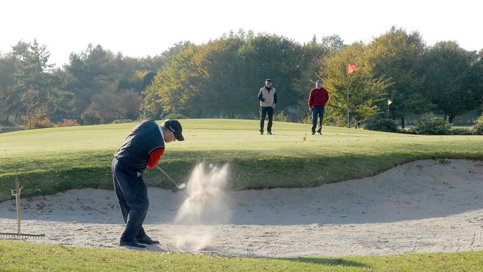 Aus einem Sandbunker kommen erfahrene Golfspieler in der Regel noch heraus. Ob und wie der Golfsport in Wiesmoor noch aus seiner Misere herauskommt, ist hingegen zurzeit völlig offen. Foto: Golfclub Ostfriesland/Archiv.