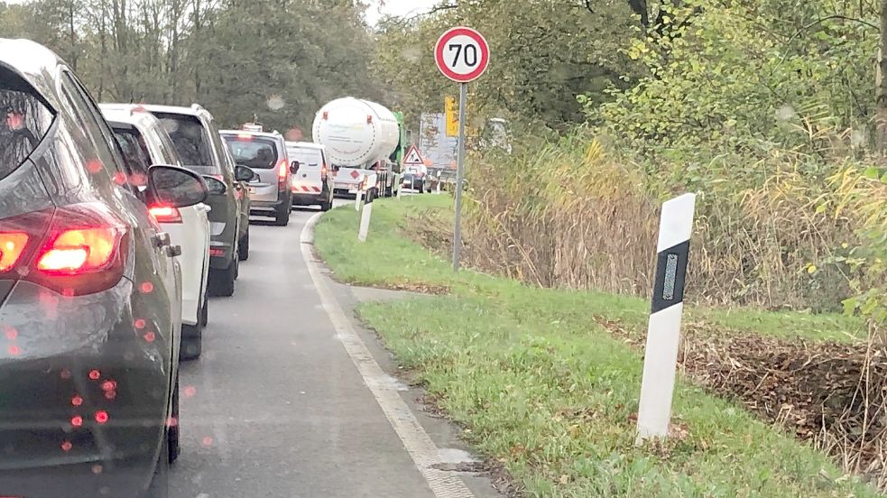 Nach dem Unfall am Montagmorgen in Marienheil bildeten sich lange Staus. Foto: Ammermann