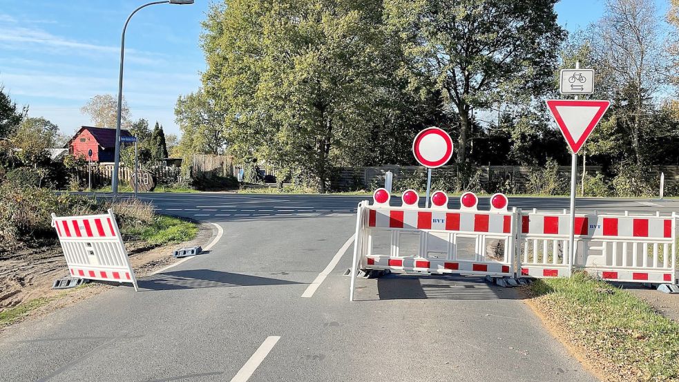 Die Situation am Sonnabend von der Pastor-Kersten-Straße aus kommend. Kurz vor der Bundesstraße ist die Straße gesperrt, die Durchfahrt ist verboten. Die linke Spur war offen, einige Verkehrsteilnehmer sind dort lang und dann auf die B 70. Foto: David Ammermann