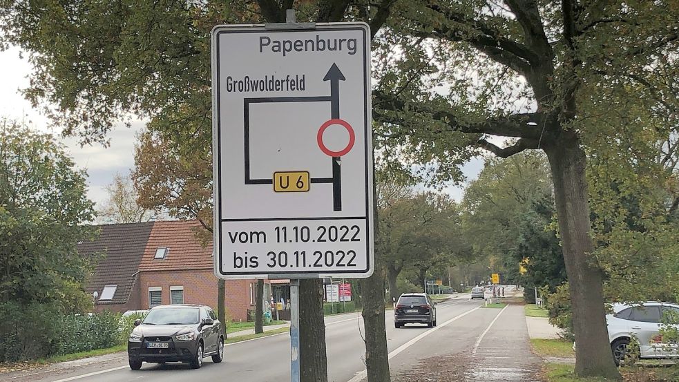 In Großwolde weisen Verkehrsschilder auf die Sperrung der Straße und auf die Umleitungsstrecke hin. Foto: Ammermann