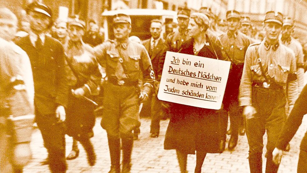 Häufiger wurden in Norden sogenannte „Rasseschänder“ vorgeführt und durch die Straßen getrieben. Hier wird eine Frau für ihre Kontakte zu einem Juden angeprangert. Fotos: Archiv