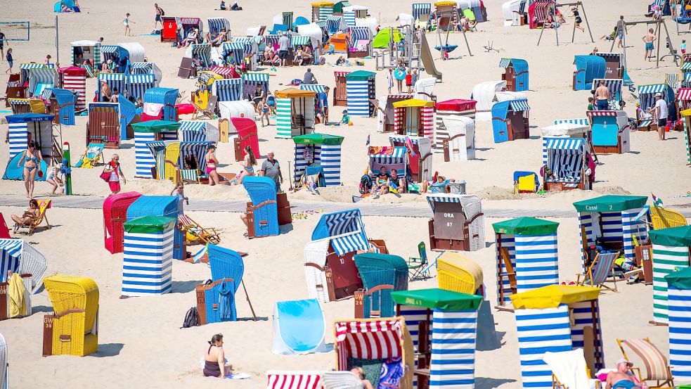 Am Borkumer Strand tummeln sich im Sommer die Touristen. Ohne gute Grundversorgung wäre das nicht möglich. Foto: dpa/Archiv