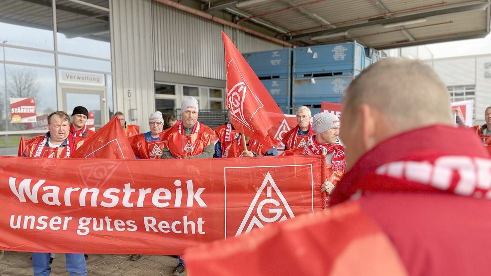 Rund 210 Beschäftigte aus der Metall- und Elektroindustrie legten in Emden für drei Stunden die Arbeit nieder. Foto: IG Metall