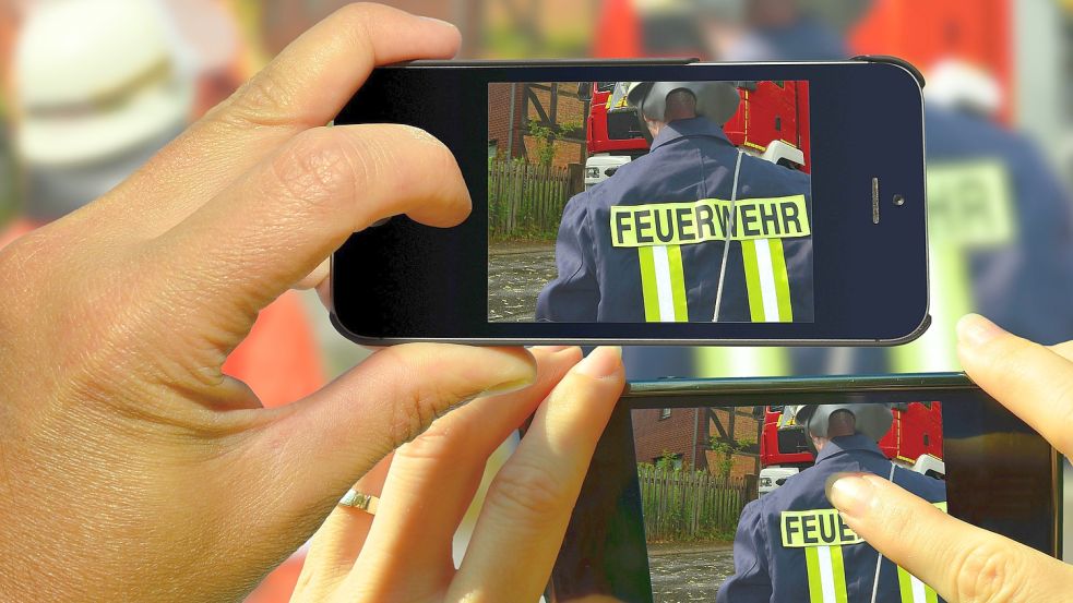 Gaffer fotografieren Feuerwehrmänner beim Einsatz. Foto: Thome/stock.adobe.com/Archiv