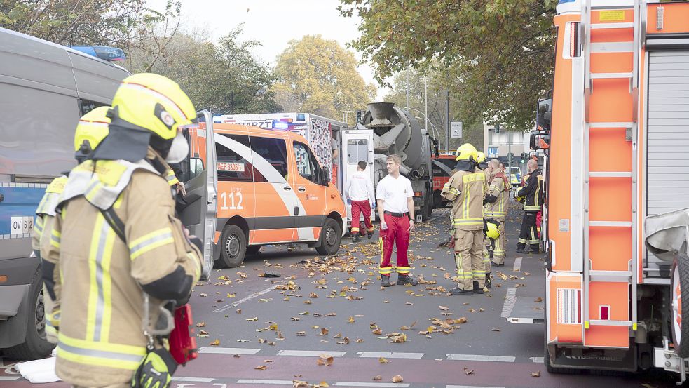 Eine Frau wurde in Berlin von einem Betonmischer überfahren. Der genaue Unfallhergang ist noch unklar. Foto: dpa/Paul Zinken