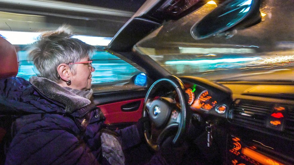 Beim Autofahren kann man sicher Sprit sparen - dabei muss man im Winter nicht unbedingt an der Licht- oder Heizungsanlage drehen. Foto: Ortgies/Archiv