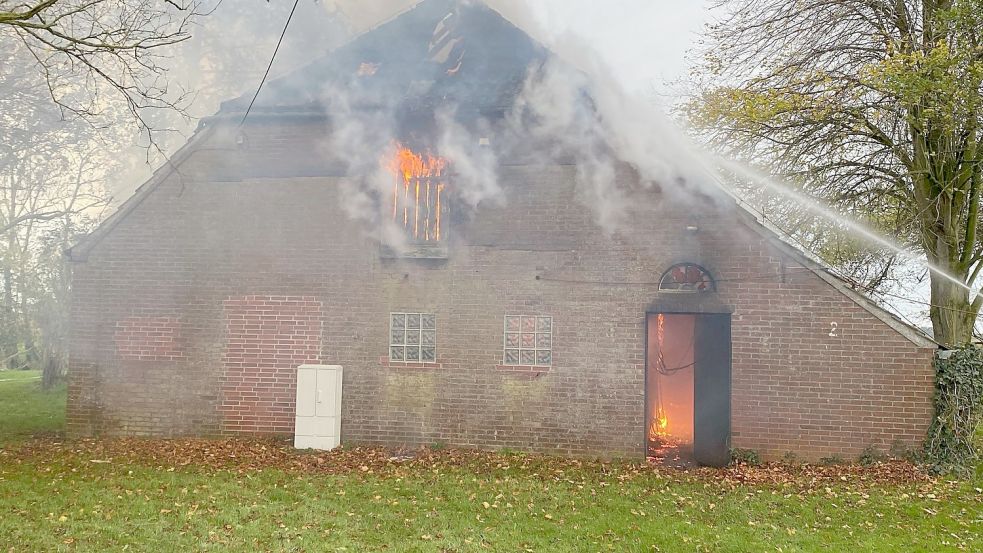 Die Flammen schlugen aus den Fenstern. Foto: Feuerwehr