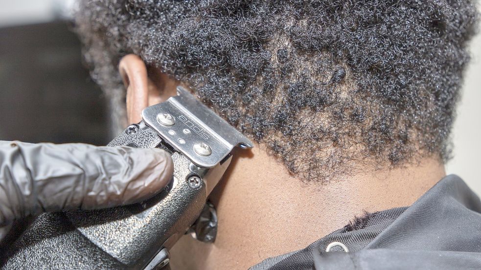 Einer Person mit Afro-Locken werden die Haare geschnitten. Reichen dafür die normalen Werkzeuge eines Friseurs aus? Foto: Pixabay