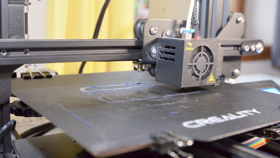 Schicht für Schicht entstehen in 3D-Druckern über viele Stunden die unterschiedlichsten Gegenstände. Fotos: Hillebrand