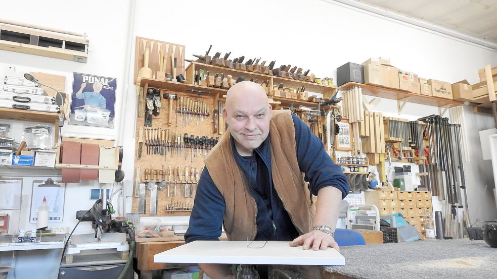 Einer der Orte, an denen sich Jan Osterloh am wohlsten fühlt: an der Werkbank in seiner Tischlerei-Werkstatt. Er hat sich auf Möbelbau spezialisiert. Foto: Wiggermann