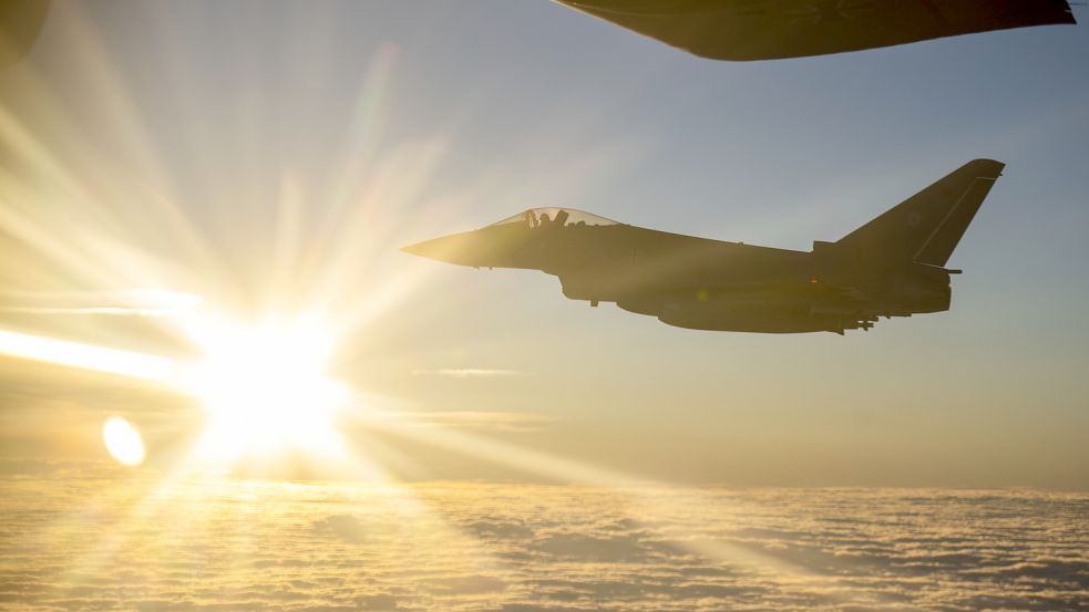 Zu den Übungen der Kampfpiloten gehören auch Manöver im Ausland. Hier ist ein Eurofighter Typhoon über Estland zu sehen, wo Einheiten von Marine und Luftwaffe den Schutz der Nato-Ostflanke üben sollen. DPA-Foto: Christophe Gateau