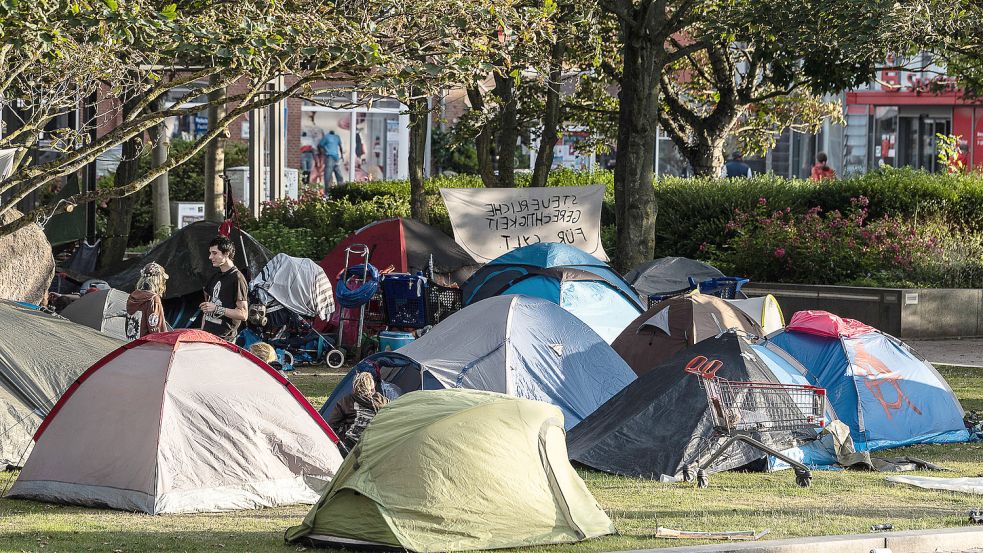 Punker sitzen neben ihren Zelten im Protest-Camp auf Sylt. Foto: www.imago-images.de