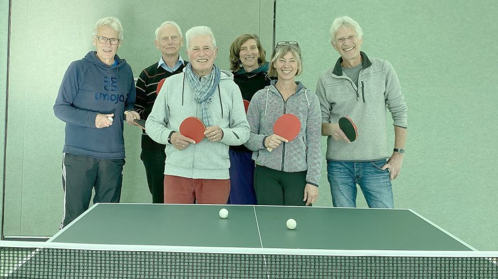 Bernhard Hübner (Dritter von links) plant mit dem ISV Emden einen Ping-Pong-Kurs für Parkinson-Erkrankte. Er leitet seine Gruppe dann einmal wöchentlich in der Halle 2. Fotos: Löschen