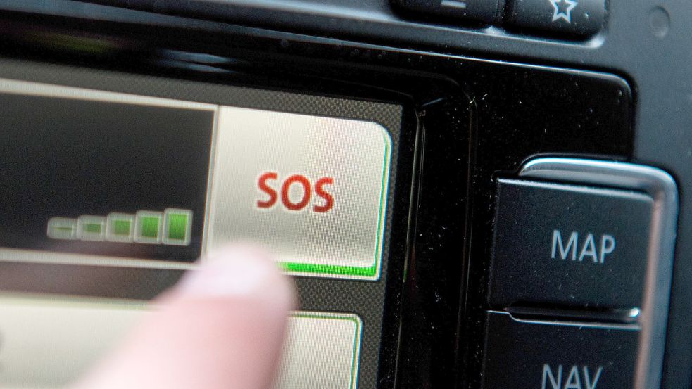 Ein Knopfdruck reicht heutzutage, um Retter zum Auto zu rufen - das ganze funktioniert auch automatisiert. Foto: Julian Stratenschulte/dpa