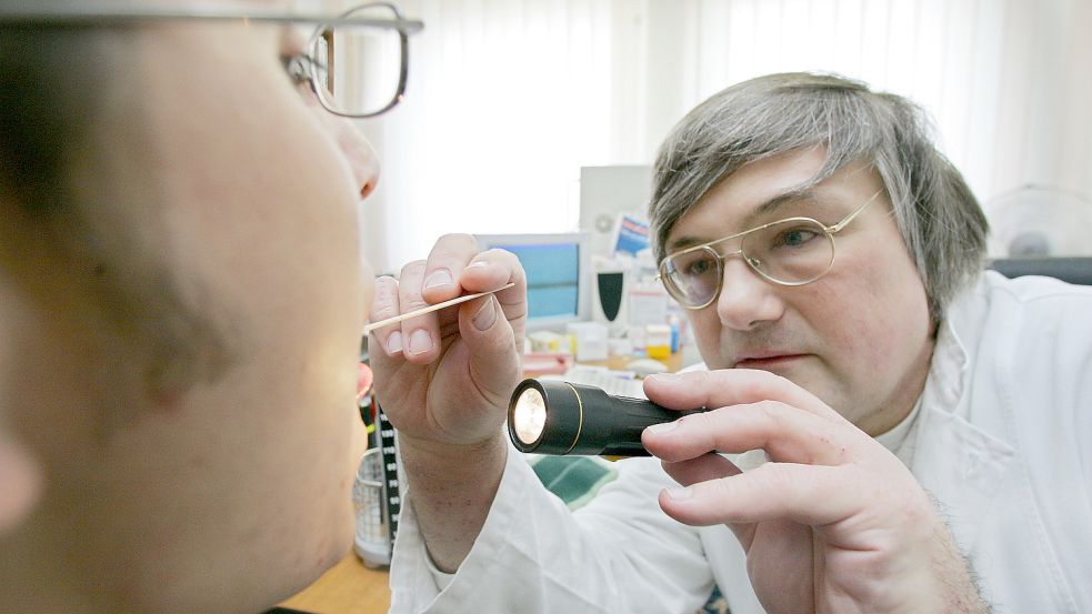 Ein Arzt wirft einen Blick in den Rachenraum eines Patienten. Gerade dieser direkte und oft über Jahre gewachsene Kontakt zu den Patienten macht für viele Mediziner den Reiz des Hausarztberufs aus. Foto: Archiv