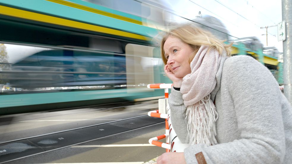 Renate Driefholt hat am Bahnübergang in der Bremer Straße einige haarsträubende Situationen erlebt. Foto: Ortgies