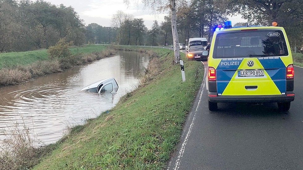 Nach dem Unfall landete der Wagen im Kanal an der Langholter Straße. Der Fahrer konnte sich zum Glück selbst befreien. Foto: Kruse