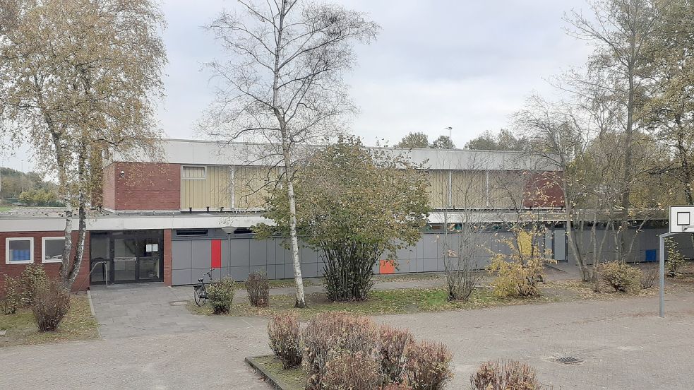 In der Erich-Kästner-Turnhalle in Rhauderfehn wurde ein erhöhter Legionellen-Wert festgestellt. Auch die Toiletten waren zeitweise gesperrt, sind mittlerweile aber wieder zugänglich. Foto: Scherzer